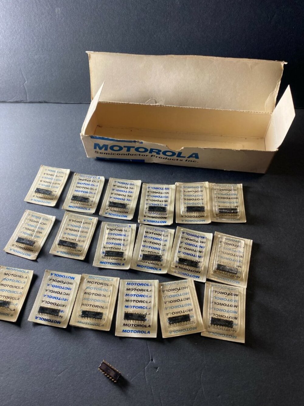 NEW OPEN BOX Lot of 18: Motorola MC4007P 16-Pin DIP IC 7212 7209 Old Stock